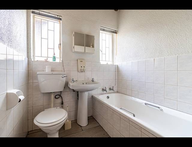 4 BEDROOM HOUSE FOR SALE IN VAN RIEBEECK PARK